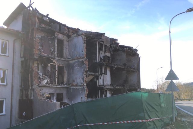 Torzo bytového domu zničeného výbuchem v Lenoře | foto: Matěj Vodička,  Český rozhlas,  Český rozhlas