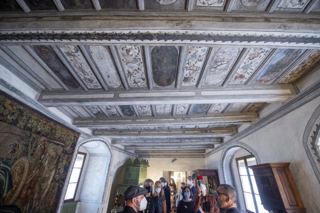 Zámek Vimperk se po rekonstrukci otevřel turistům. Mezi největší unikáty patří renesanční malovaný strop v jedné z místností | foto: Václav Pancer,  ČTK
