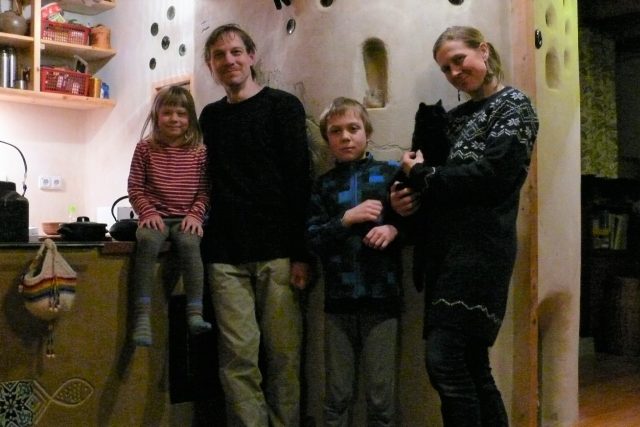 Manželé Měkotovi se svými dětmi v soběstačném domě,  který postavili na místě zaniklé vesnice Hodonice | foto: Filip Černý,  Český rozhlas