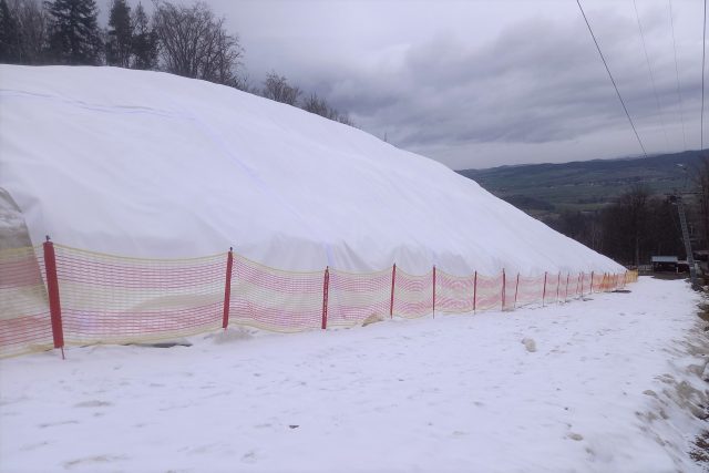 Sníh pod speciální plachtou ve skiareálu Monínec | foto: Radek Duchoň,  Český rozhlas