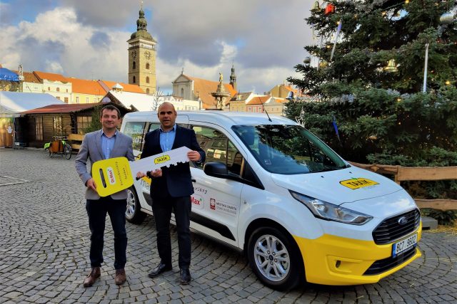 Město České Budějovice dostalo vozidlo pro senior taxi darem | foto: Město České Budějovice
