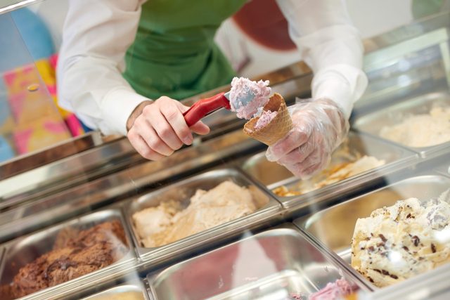 Ke kontaminaci točené zmrzliny podle zkušeností hygieniků nejčastěji dochází špatným čištěním zmrzlinového stroje. U kopečkové zmrzliny za to mohou zase kleště na její nabírání | foto: Profimedia