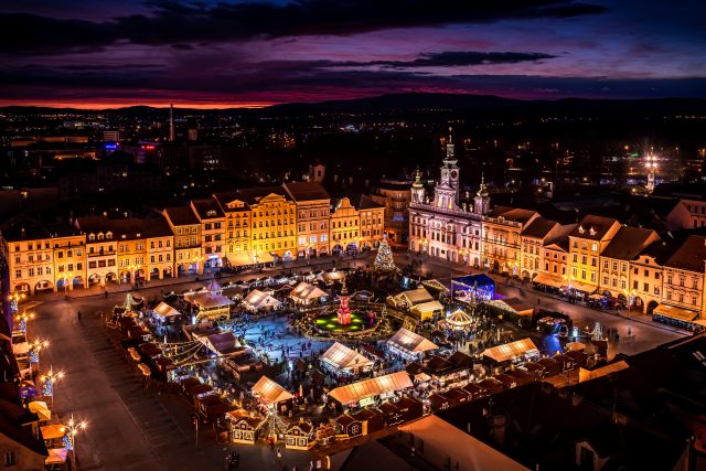Na českobudějovickém náměstí by mělo po roční pauze opět vyrůst adventní městečko | foto: Jiří Čondl,  Český rozhlas