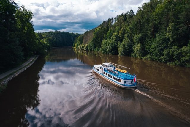 Výletní loď na řece Vltavě v u Hluboké nad Vltavou | foto: Českobudějovicko-Hlubocko,  z.s.