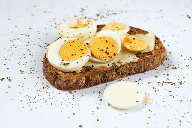 Ve vejcích je cholesterol konkrétně ve žloutcích,  zajímavou kapitolou je máslo | foto: Profimedia