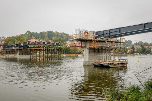 Oprava mostu v Týně nad Vltavou | foto: Petr Lundák,  MAFRA / Profimedia