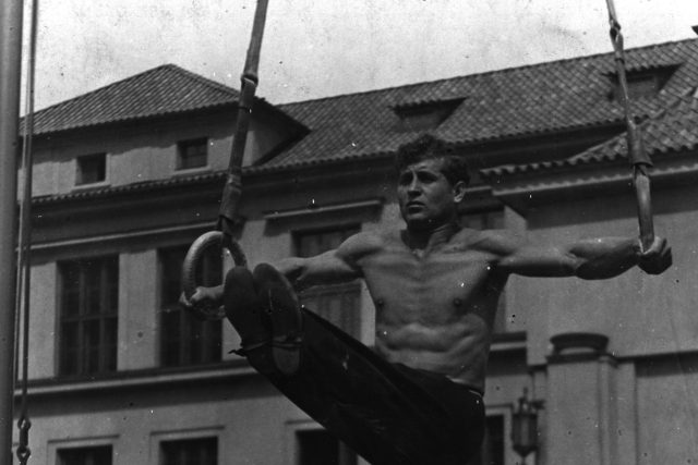 Ladislav Vácha při cvičení před Tyršovým domem v Praze  (fotoarchiv Muzea jihovýchodní Moravy ve Zlíně).JPG | foto: Muzeum Jihovýchodní Moravy ve Zlíně