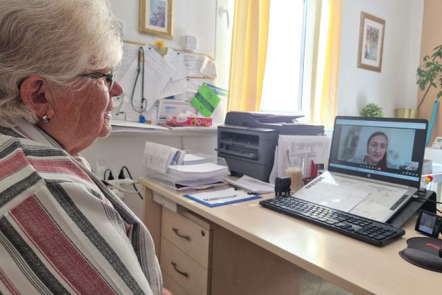 Lékařka Eliška Šťastná vyšetřuje pacientku kaplické ordinace na dálku | foto: Petr Kubát,  Český rozhlas
