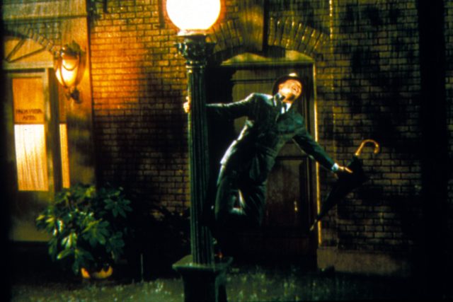 Gene Kelly ve slavném muzikálu Zpívání v dešti | foto: Fotobanka Profimedia