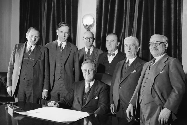 Adolf J. Sabath  (zcela vpravo) na snímku z roku 1933 | foto: ČTK / AP