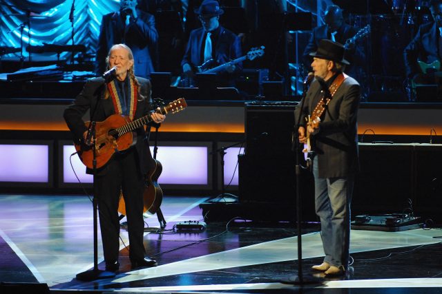 Willie Nelson a Merle Haggard v roce 2012 | foto: Bryan Steffy,  GETTY IMAGES NORTH AMERICA / Getty Images via AFP / Profimedia