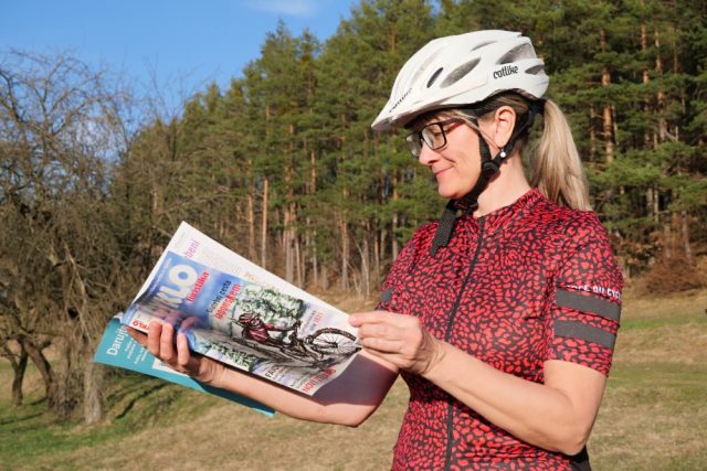 Vítězslava Chrpová v cyklistickém a s časopisem Cykloturistika | foto: Jan Albrecht