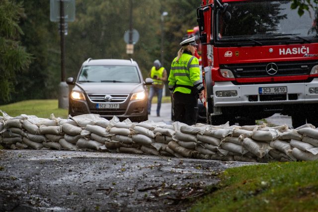 Příprava na povodeň u Malše v Českých Budějovicích | foto: Václav Pancer,  ČTK