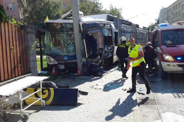 Nehoda autobusu na českobudějovickém sídlišti Máj | foto: HZS Jihočeského kraje