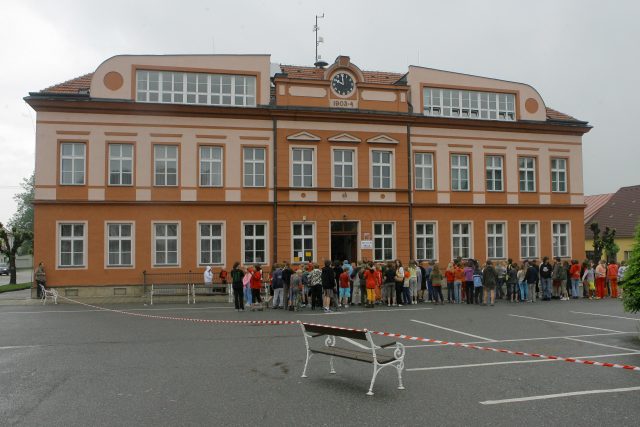 Budova školy na náměstí v Kunžaku | foto: Slavomír Kubeš,  MAFRA / Profimedia