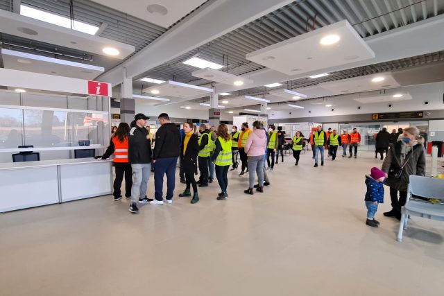 Centrum pomoci pro ukrajinské uprchlíky v terminálu letiště v Plané | foto: Kristýna Barchini,  Český rozhlas