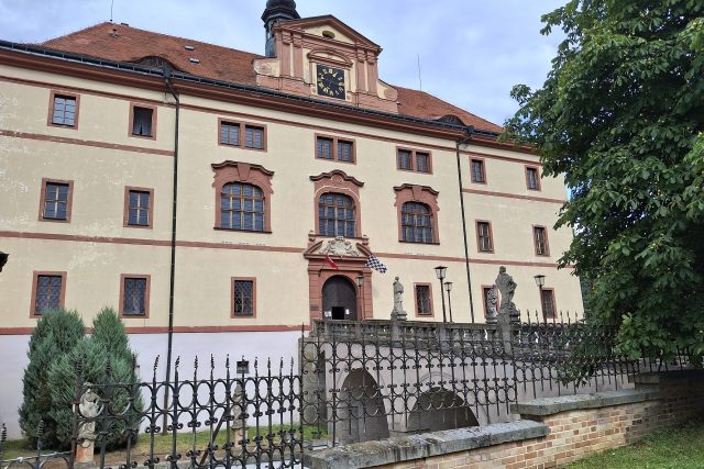 Zámek Lnáře sloužil dlouhá léta jako vládní školicí a rekreační středisko | foto: Zdeněk Zajíček,  Český rozhlas