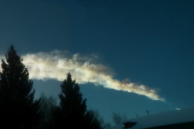 Obloha nad Čeljabinskem po explozi meteoritu v roce 2013 | foto: Shutterstock