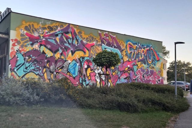 Graffiti na kulturním domě ve Vodňanech  | foto: Kristýna Barchini,  Český rozhlas