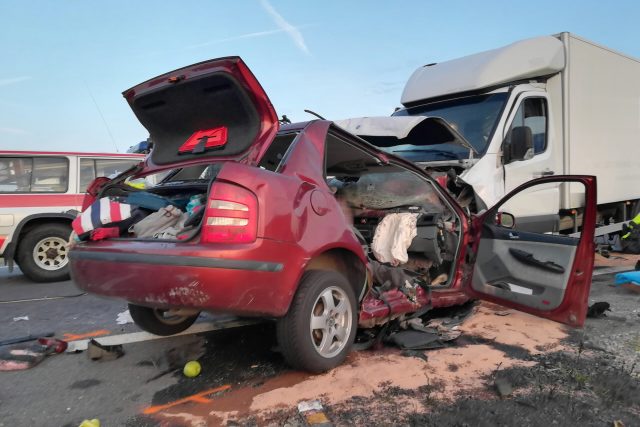 Tragická nehoda u Vodňan. Střet dodávky s osobním vozem nepřežili čtyři lidé,  pátá cestující je těžce zraněná | foto: Policie ČR