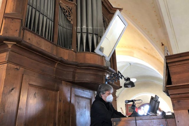 Jiří Hanzal hraje na unikátní varhany v kostele sv. Václava v Lišově | foto: Matěj Vodička,  Český rozhlas,  Český rozhlas