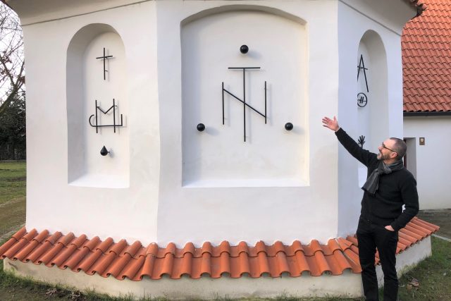 Šéf jihočeských památkářů Petr Pavelec ukazuje novou výzdobu kostela | foto: Matěj Vodička,  Český rozhlas
