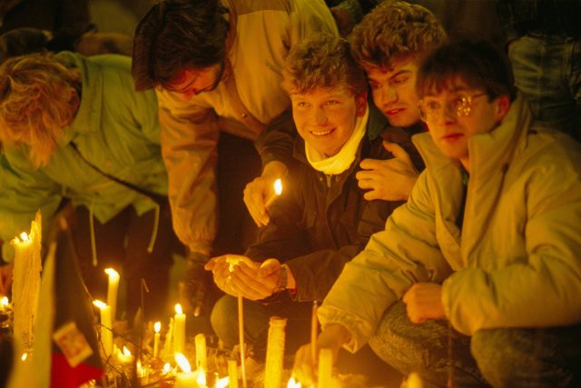 Lidé zapalující svíce v listopadu 1989 | foto: Profimedia