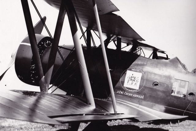 Letadla,  na která se v roce 1938 složili Jihočeši,  zdobil znak města České Budějovice a nápis Jižní Čechy armádě | foto: archiv Jana Ciglbauera