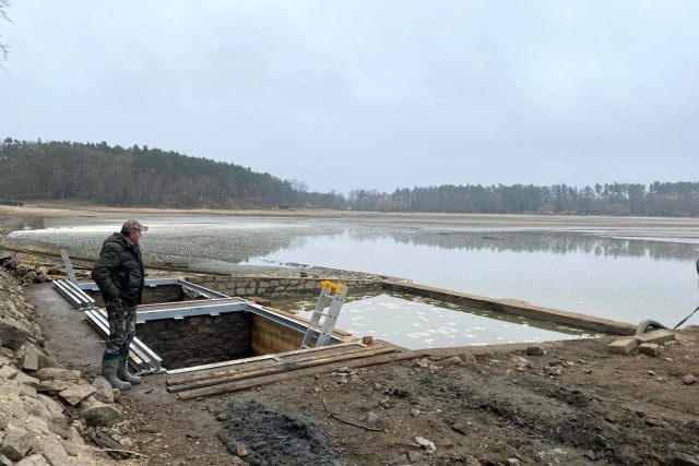 Rybáři opravují výpust rybníka Bezdrev | foto: Jitka Cibulová Vokatá,  Český rozhlas