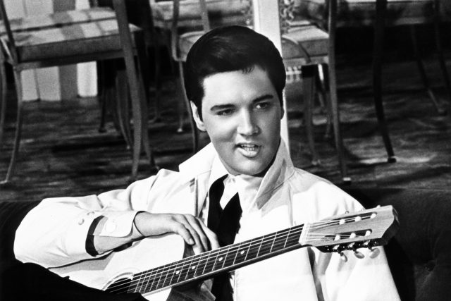Elvis Presley si do svého repertoáru také vybral píseň od autorské dvojice Howard – Blaikley | foto: Courtesy Everett Collection,  Fotobanka Profimedia
