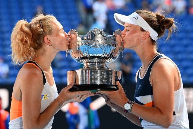 Kateřina Siniaková a Barbora Krejčíková s trofejí pro vítězky Australian Open | foto: Morgan Sette,  Reuters