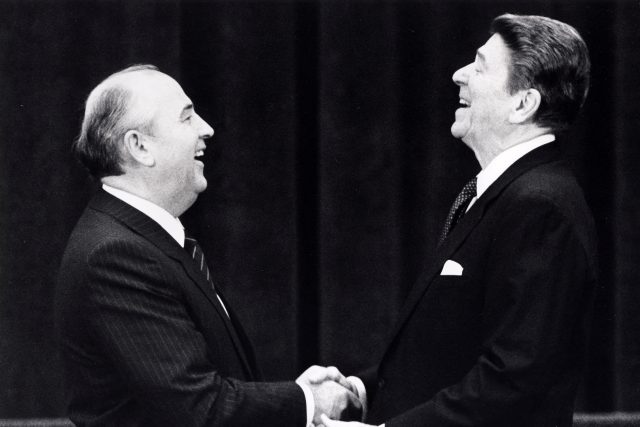 První setkání Michaila Gorbačova a Ronalda Reagana v Ženevě v roce 1985. Bývalý americký ministr zahraničí James Baker působící v úřadu v 80. a 90. letech označil Gorbačova za ‚velikána,  který vedl svou zemi k demokracii | foto: Dennis Paquin,  Reuters