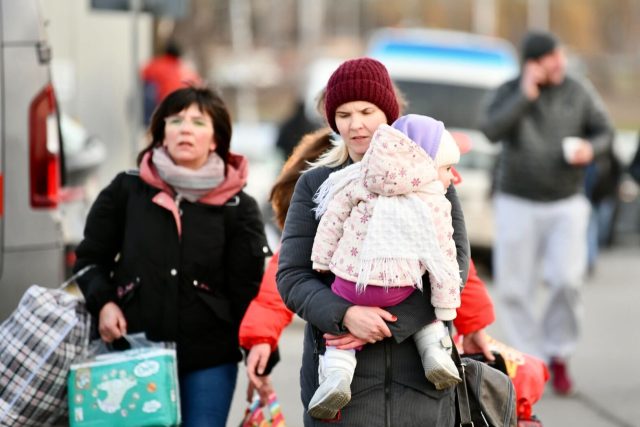 Ženy s dětmi opouští Ukrajinu | foto: René Volfík,  iROZHLAS.cz