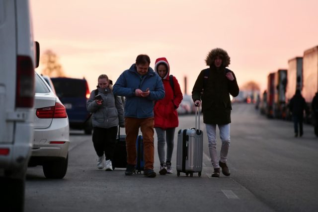 Lidé prchající z Ukrajiny přes polské hranice | foto: René Volfík,  iROZHLAS.cz