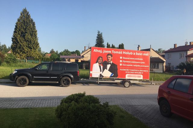Billboard s Tomášem Holubem,  který mu přistavila reklamní společnost před jeho dům. Podle starosty města i samontého Holuba šlo o nátlakovou akci | foto: Kateřina Matschinová,  Koláž iROZHLAS