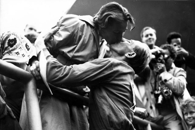 Polibek manželů Zátopkových na letní olympiádě v Helsinkách v roce 1952 | foto: Profimedia