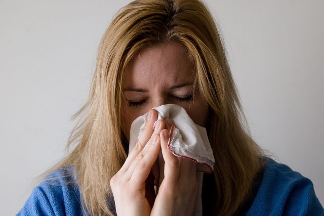 U chřipky je typická vysoká horečka,  prudký začátek a náhlá schvácenost. U respiračních infekcí je průběh mírnější | foto: Mojpe/CC0 Creative Commons,  Pixabay
