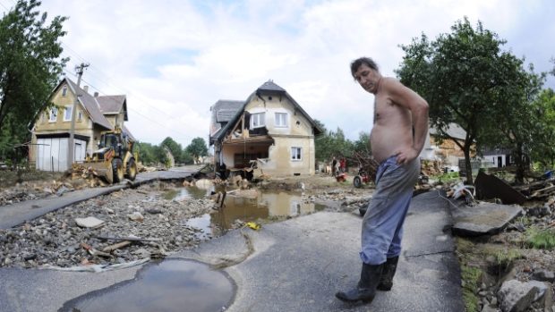 Lidé začínají odklízet následky povodní na Liberecku