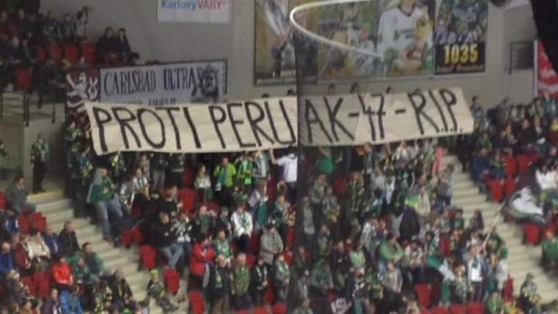 Transparent fanoušků karlovarské Energie během zápasu 37. kola hokejové extraligy
