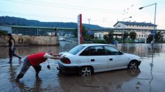 Rozvodněný Klíšský potok zalil Tovární ulici v Ústí nad Labem, která přímo sousedí s chemičkou Spolchemie.