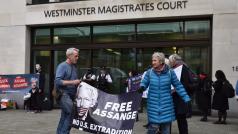 Demonstranti v Londýně požadují propuštění Juliana Assange