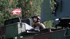 Lotyšský voják na cvičení u lotyšsko-běloruských hranic