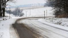 Rozbředlý sníh na silnici z Jívové do Hraničných Petrovic na Olomoucku