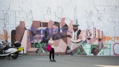 Nedodělaný mural, který se stal vítězem soutěže, na Vltavské je již posprejován tagy.