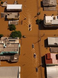 Čluny s dobrovolníky pátrající po lidech izolovaných v domech v zaplavené čtvrti Mathias Velho v Canoas ve státě Rio Grande do Sul, Brazílie, 5. května 2024.